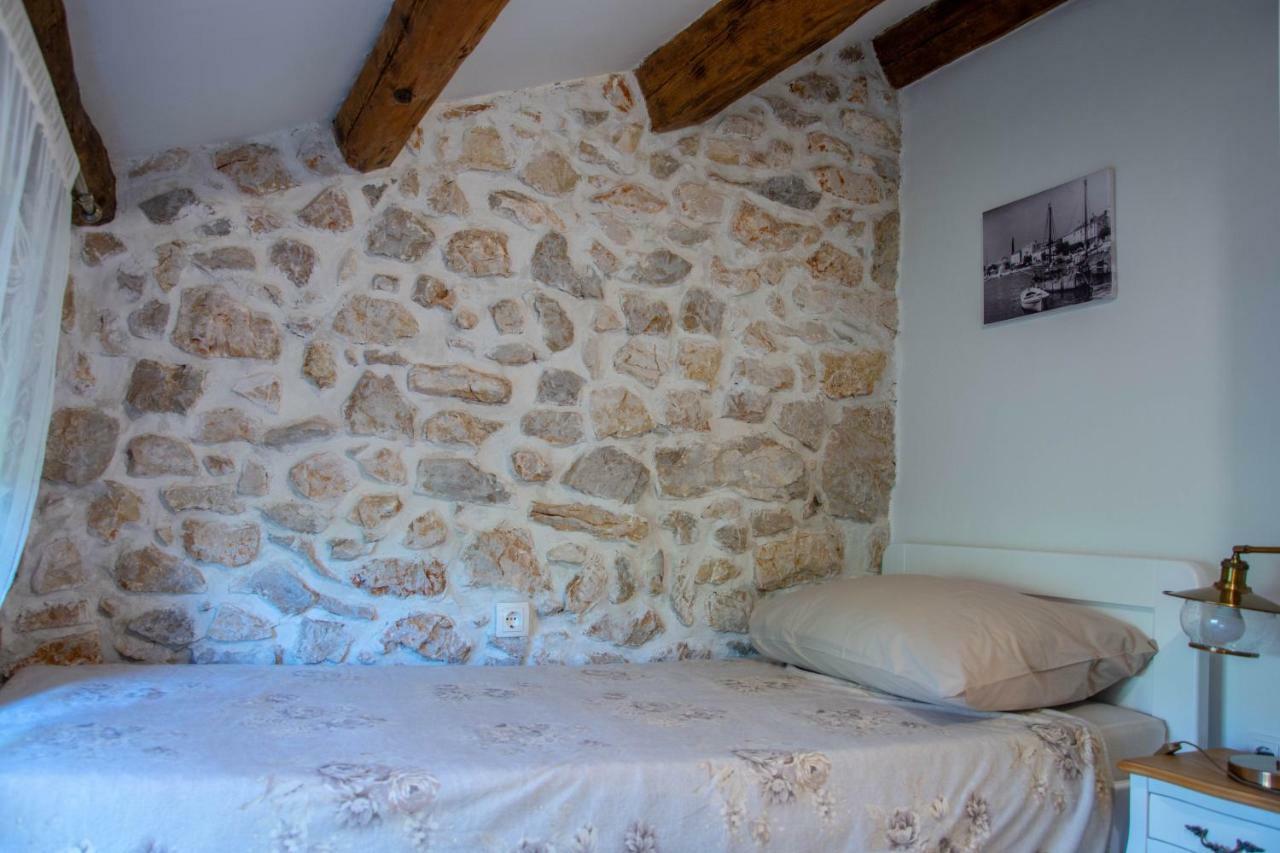 Traditional Stone House St.Anton Malinska Eksteriør bilde
